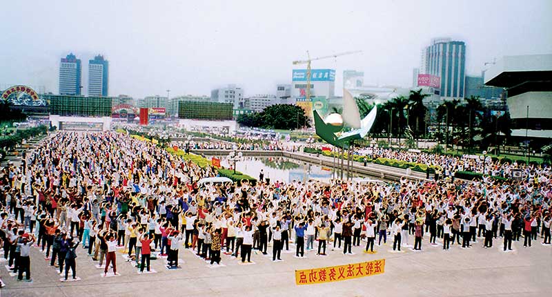 Falun Gong exercise sites with thousands of participants