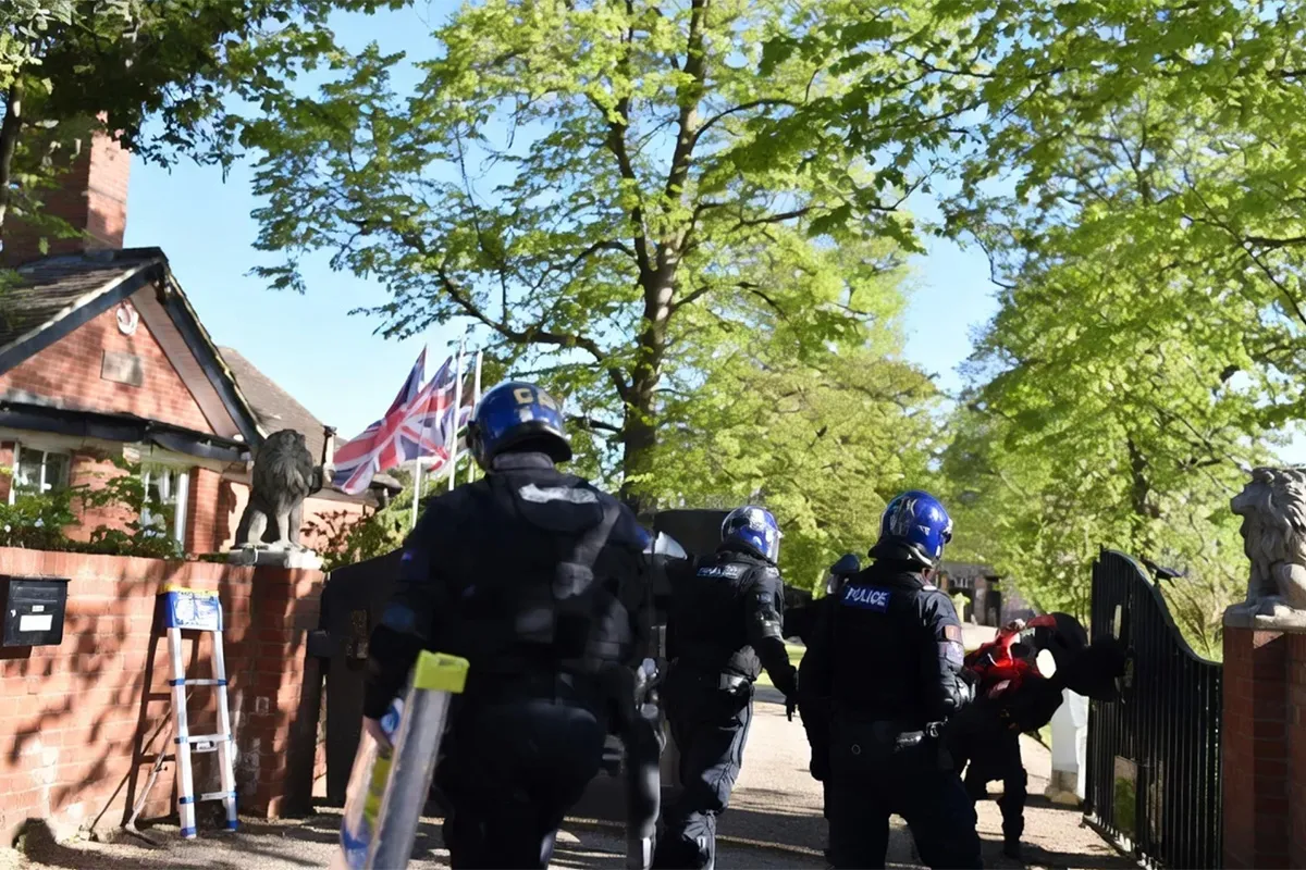 The police enters the AROPL headquarters